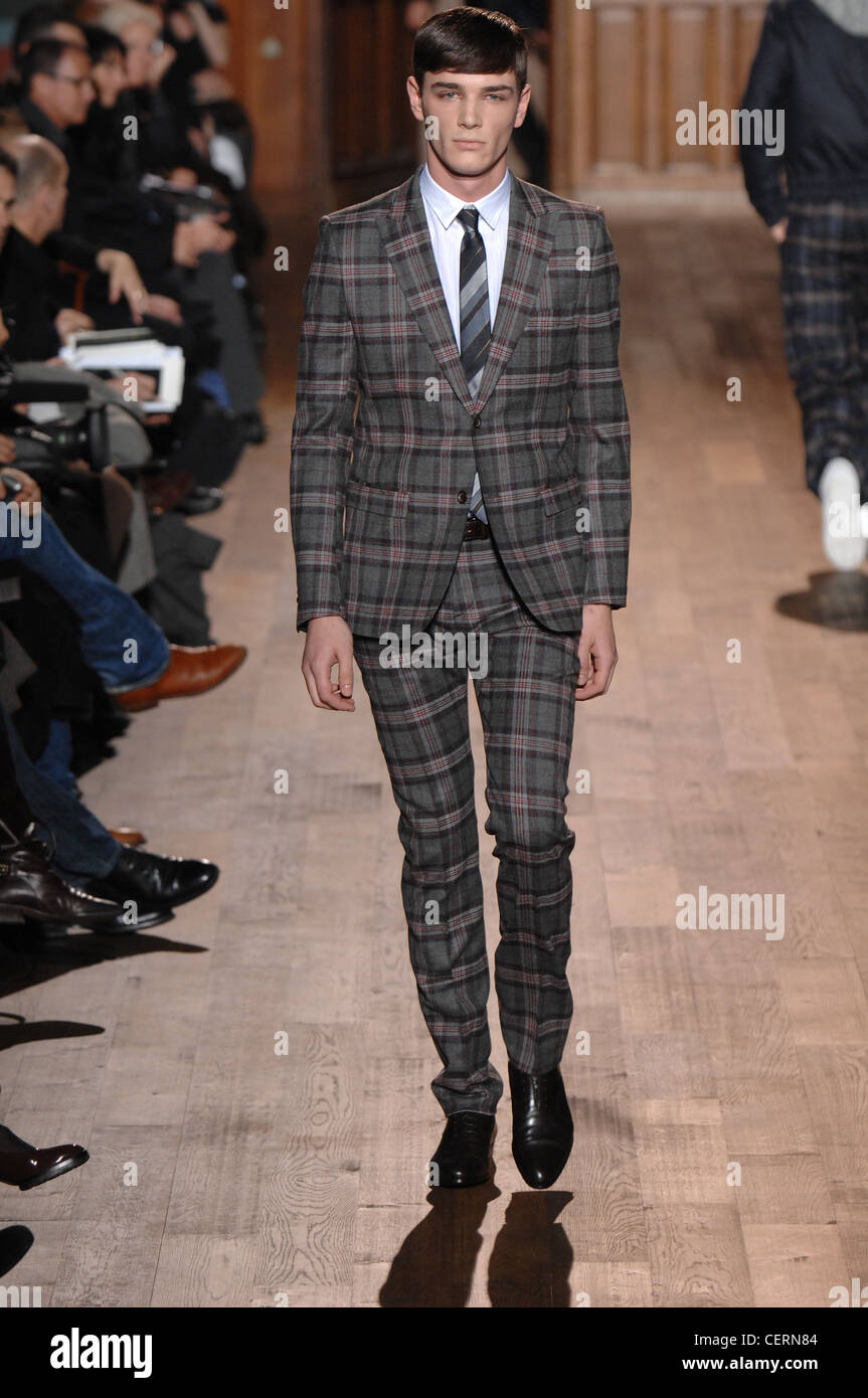 Tartan gris marcada con traje de corte de pelo tazón y skinny pants  Fotografía de stock - Alamy
