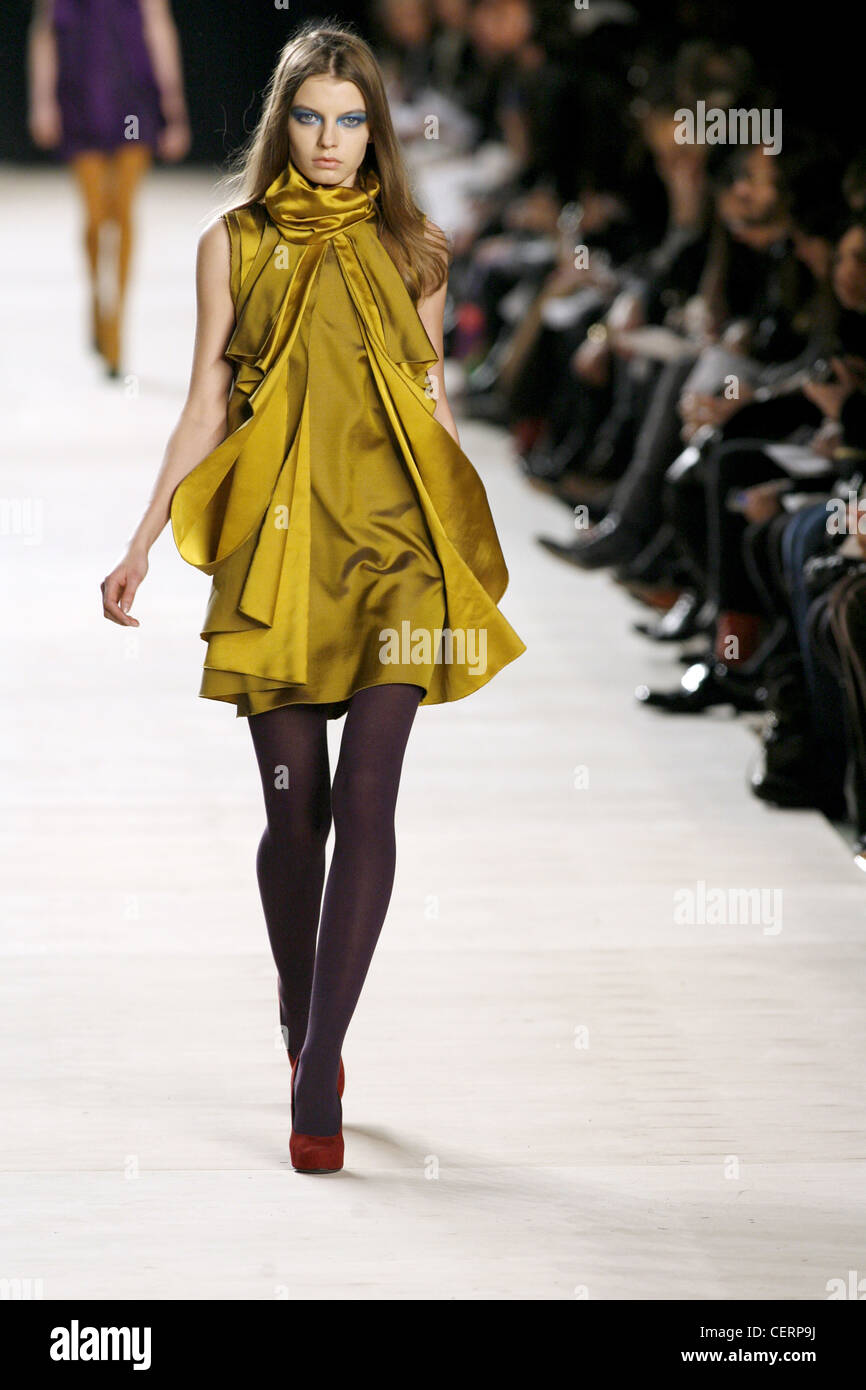 Proenza Schouler Nueva York Lista para usar Otoño Invierno amarillo mostaza  capas vestido corto sin mangas, mallas marrones, zapatos rojos Fotografía  de stock - Alamy