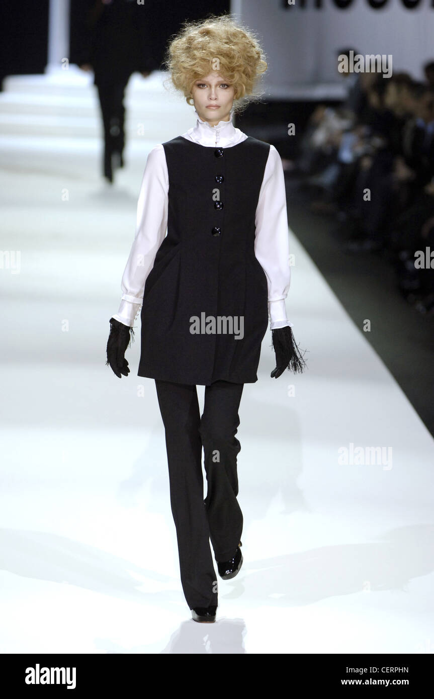 Moschino Milán listo para ponerse Otoño Invierno s style: rizado peluca,  pinafore vestido negro sobre blanco blusa, pantalones, incrustados  Fotografía de stock - Alamy