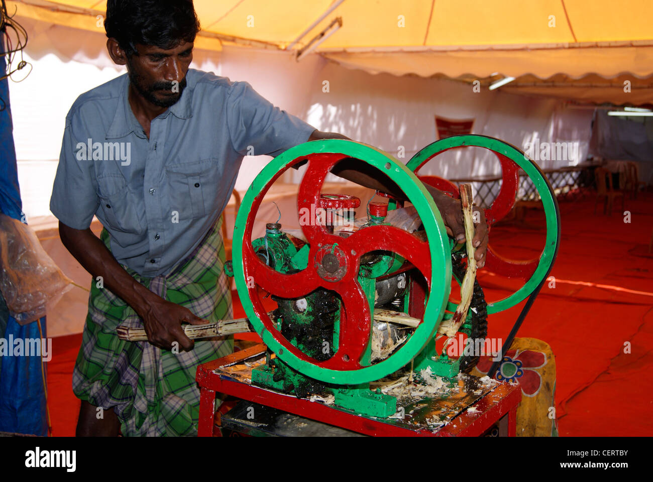 Extracción de jugo de caña de azúcar de la caña de azúcar extractor.Un zumo  shop escena de Kerala, India Fotografía de stock - Alamy