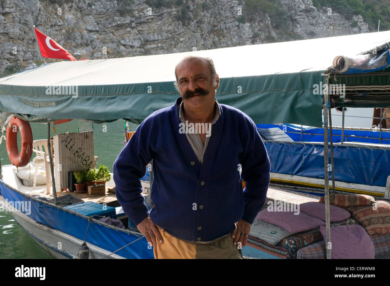 Retrato de un hombre turco junto a su barco, Dalyan, Turquía Foto de stock