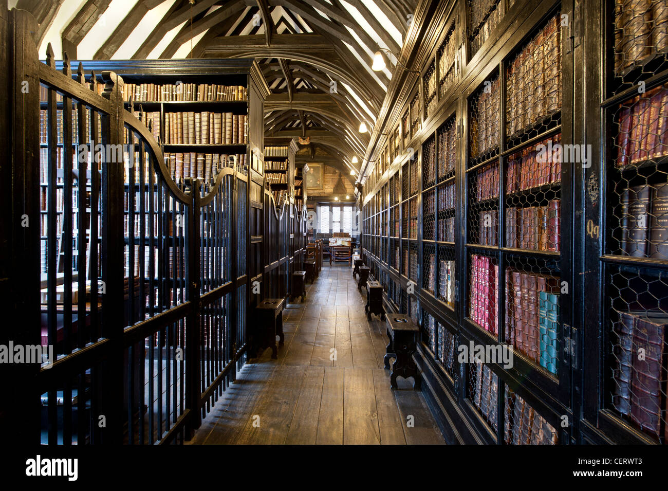 Una vista interior de la biblioteca Chetham en Manchester, Reino Unido. Foto de stock