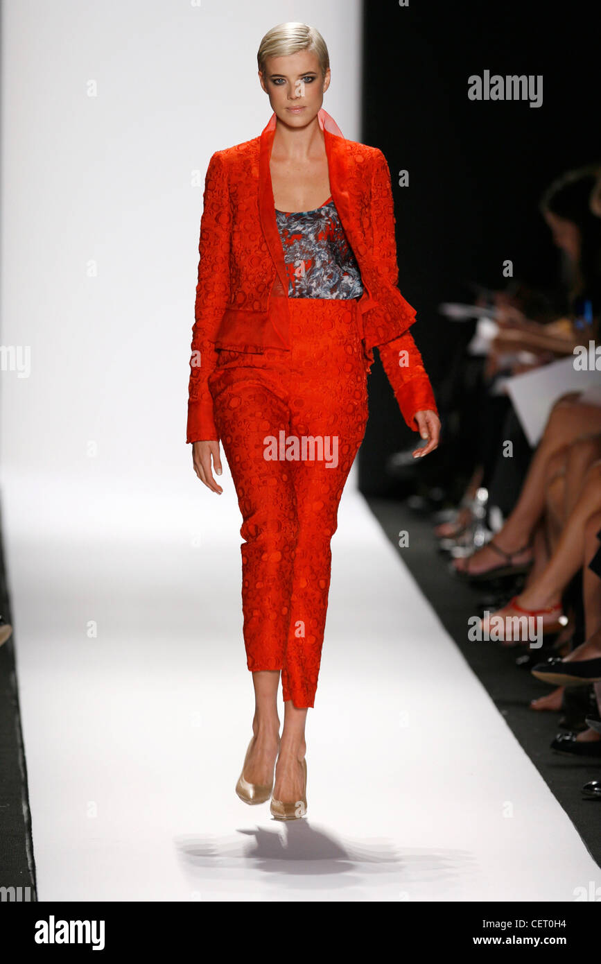 Carolina Herrera listo para vestir primavera verano vestidos de rojo modelo  recortada con cintura alta tejido jacquard una coincidencia de chaqueta  roja, y Fotografía de stock - Alamy