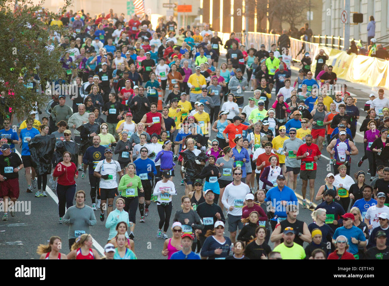 Más de 18.000 corredores inundaron las calles del centro de la ciudad de Austin, Texas, durante la carrera de maratón Foto de stock