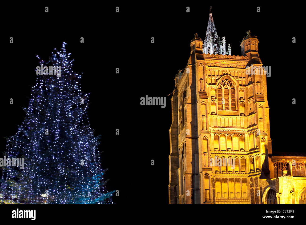 Iglesia de St Peter Mancroft y árbol de Navidad fuera del foro en el centro de la ciudad de Norwich. Foto de stock