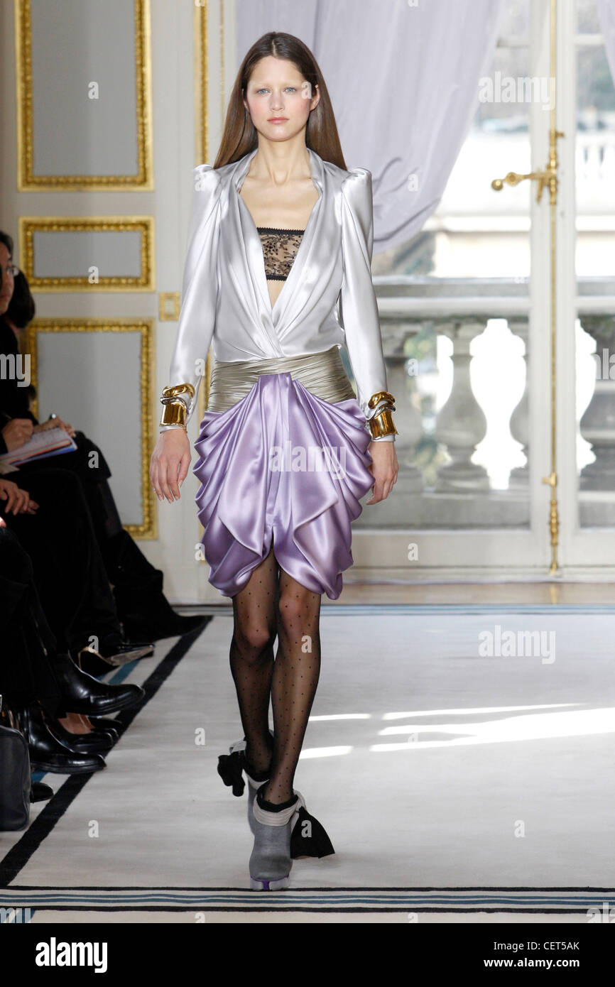 Balenciaga Paris listo para ponerse Otoño Invierno Silver blusa de seda en  un sujetador de encaje negro arriba, lila seda falda corta swagged  Fotografía de stock - Alamy