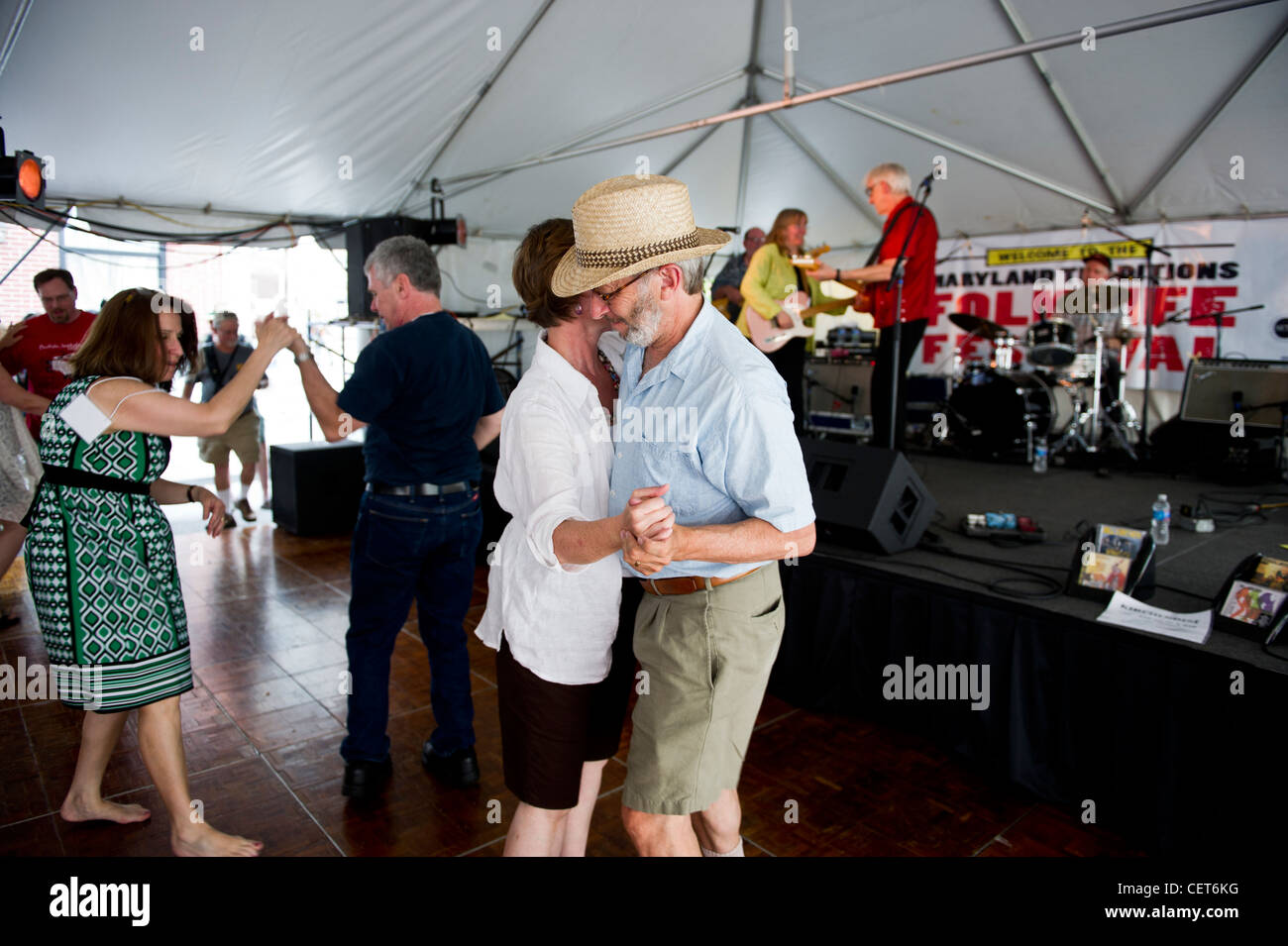 Bill Kirchen y Marcy Marxer dar espectáculo vivo en Baltimore y la gente baila al son de la música Foto de stock