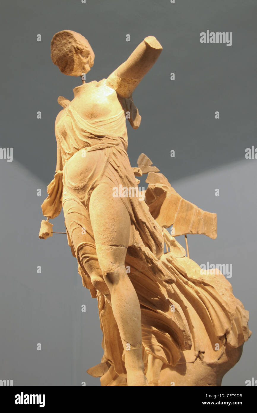 Nike de Paionios estatua, Museo Arqueológico, la antigua Olimpia, Ilia,  Peloponeso, Grecia Fotografía de stock - Alamy