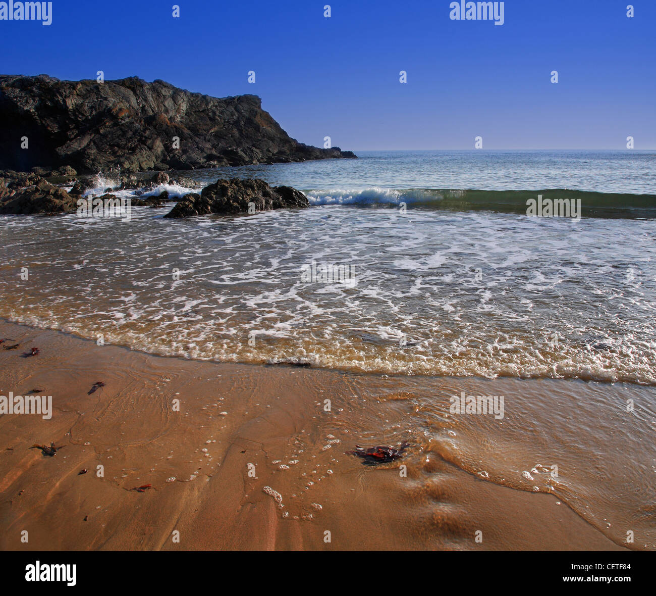 Vistas al mar desde una bahía en Anglesey. Foto de stock