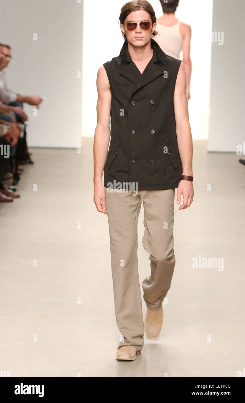 Calvin Klein listo para ponerse Milán primavera verano moda masculina  Fashion show modelo largo pelo marrón con gafas de sol negro camiseta sin  mangas Fotografía de stock - Alamy