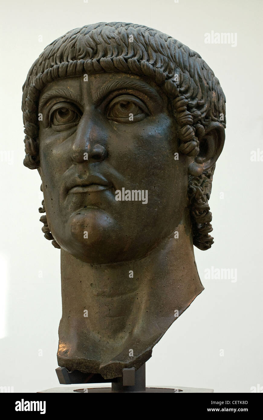 Jefe de la colosal estatua de bronce de Constantino, Marcus Aurelius Exedra, el Palazzo dei Conservatori, Roma, Lacio, Italia Foto de stock