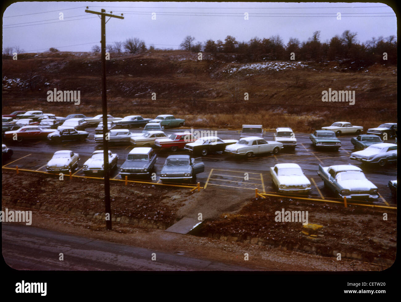 Los automóviles estacionados en el aparcamiento en Fort Wolters, Texas, la escuela de formación de pilotos de helicóptero durante la Guerra de Vietnam. 1965 pozos minerales Foto de stock