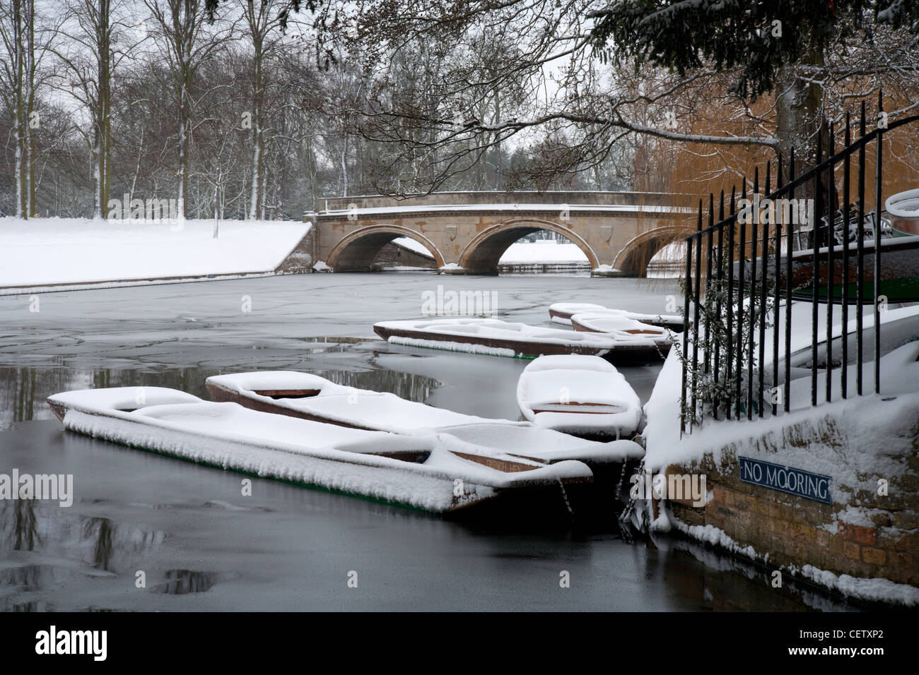 Punts el Trinity College, Cambridge, nieve en invierno río Cam Foto de stock