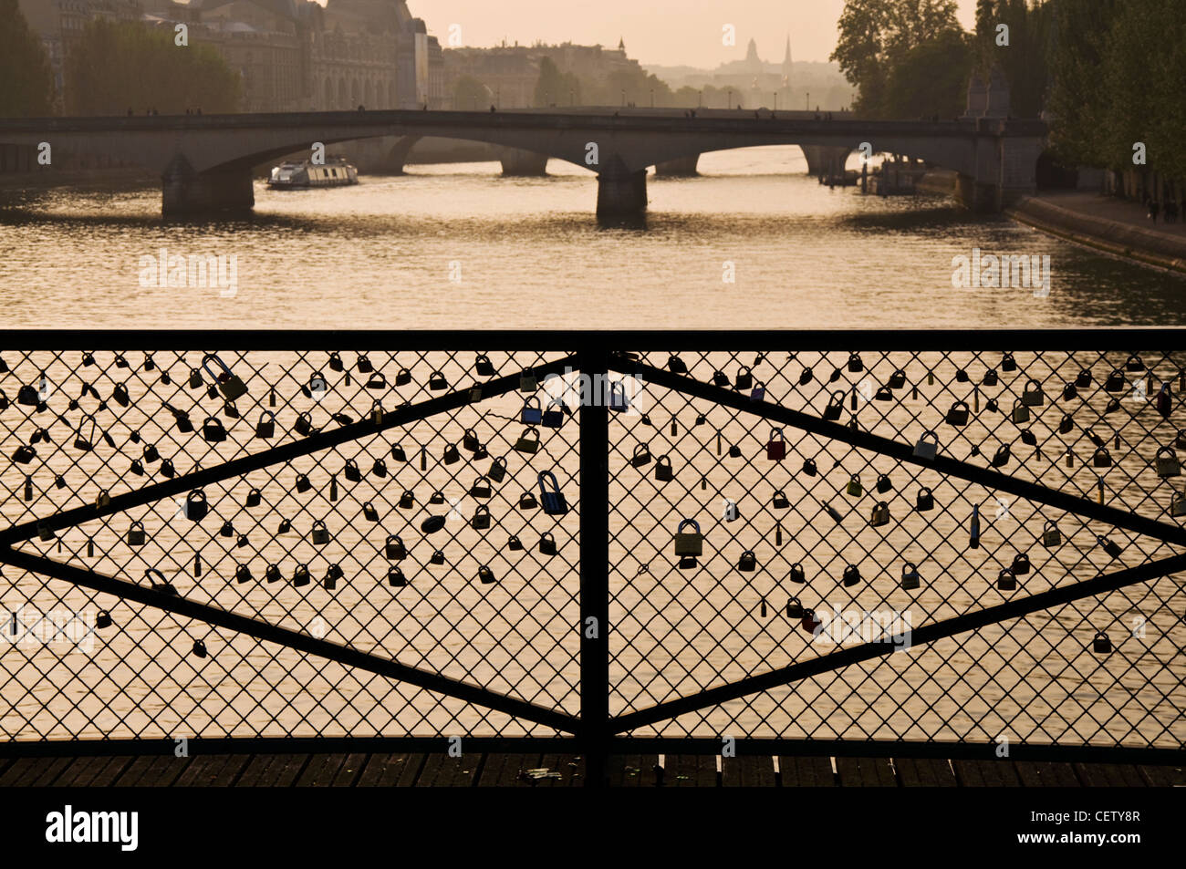 Lovelocks sobre un puente parisino Pont des Arts Foto de stock
