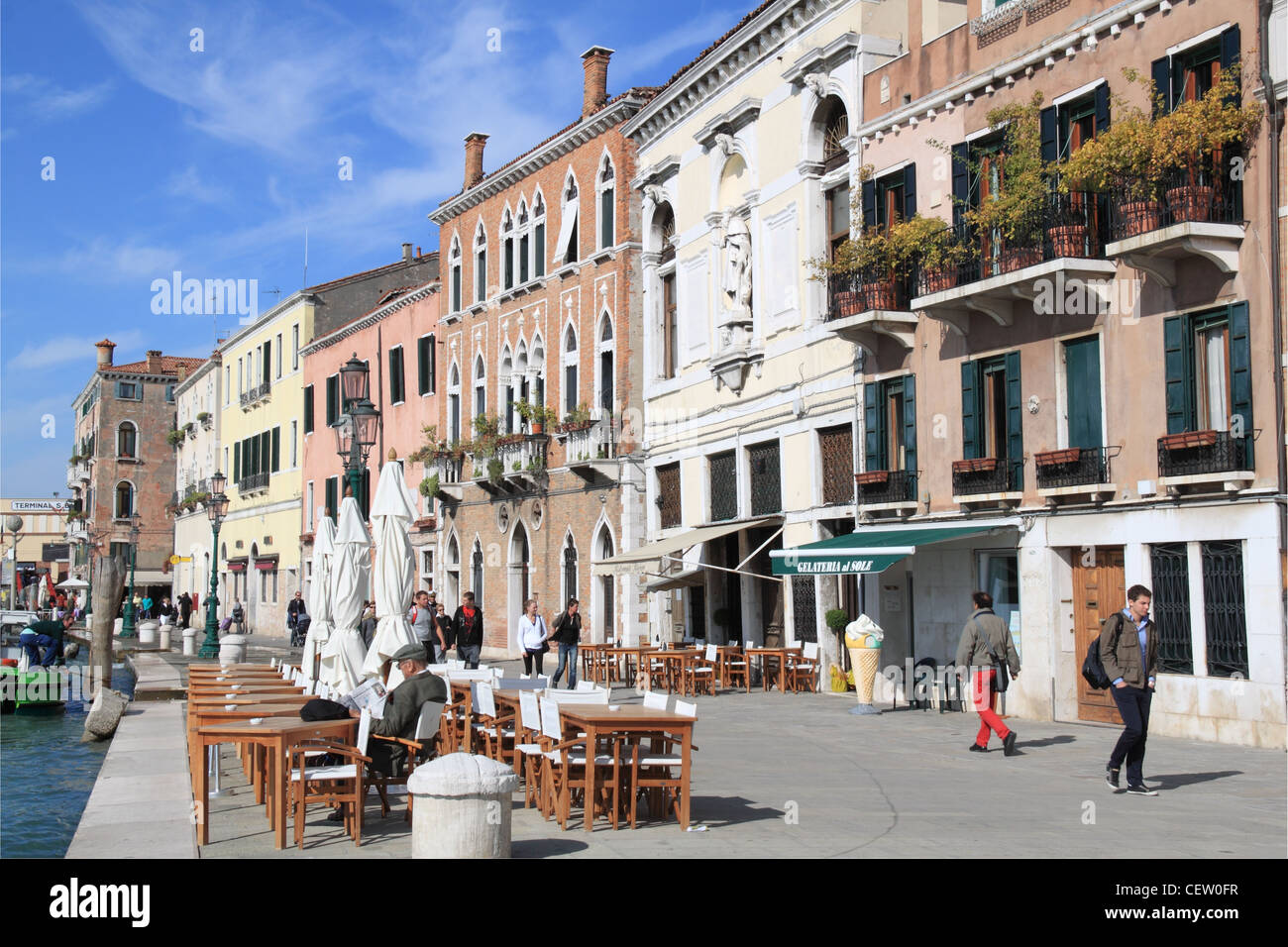 Scuola dei Luganegheri (Escuela de hombres) y la Laguna Gelateria Al Sole, Zattere, Venecia, Véneto, Italia, el Mar Adriático, en Europa Foto de stock