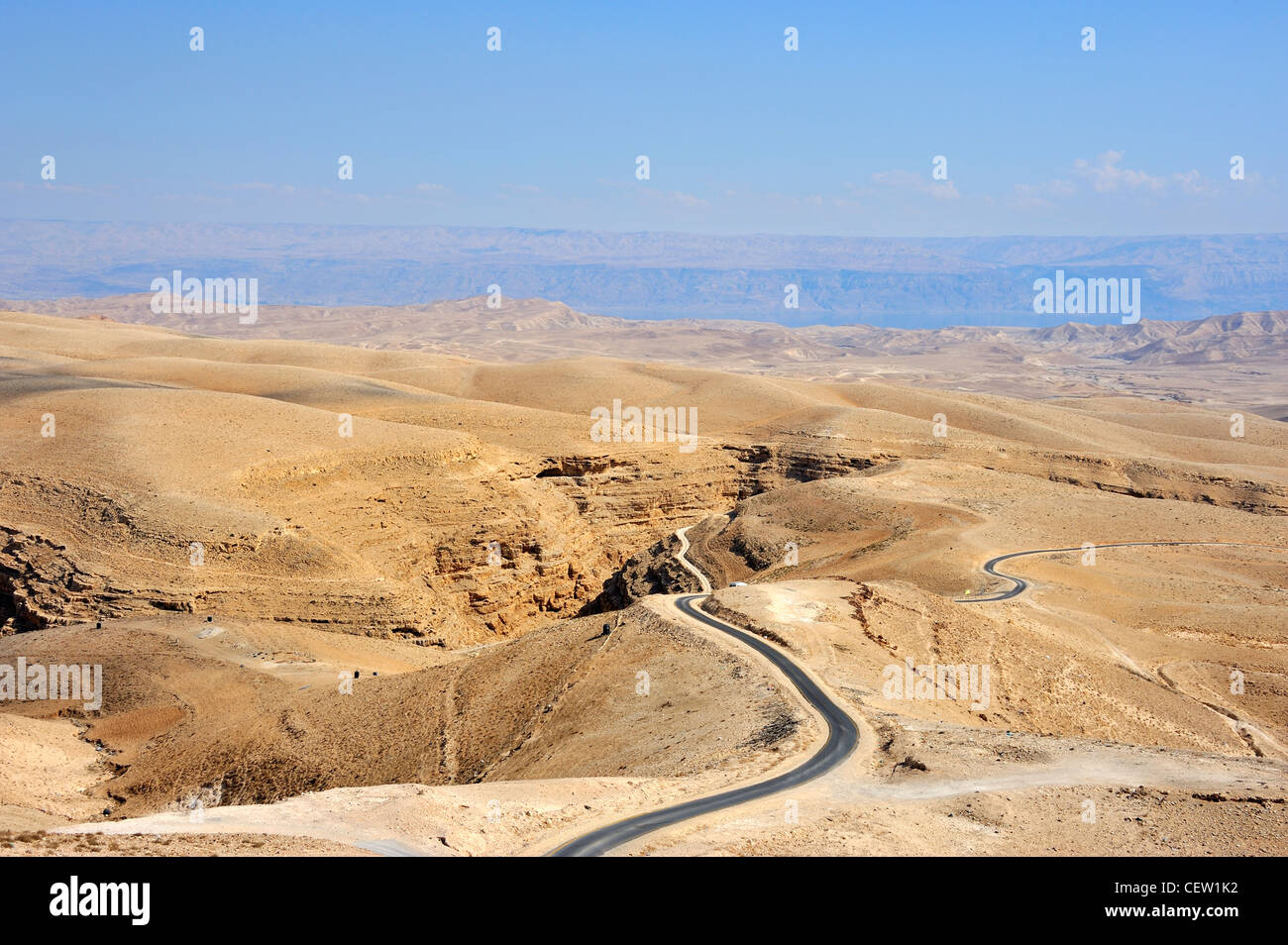 Camino en el desierto de Judea que conduce a la ribera occidental del Mar Muerto Foto de stock