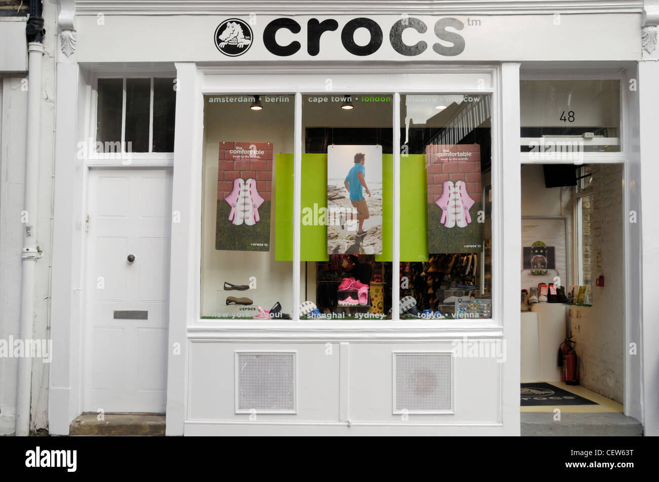 Crocs shoe shop fotografías e imágenes de alta resolución - Alamy
