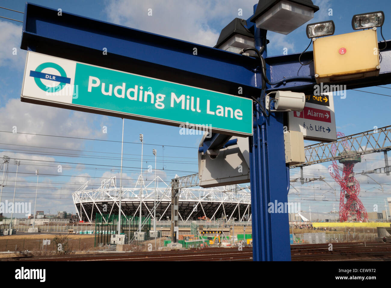 Vista Dual de la plataforma firmar al Pudding Mill Lane DLR estación