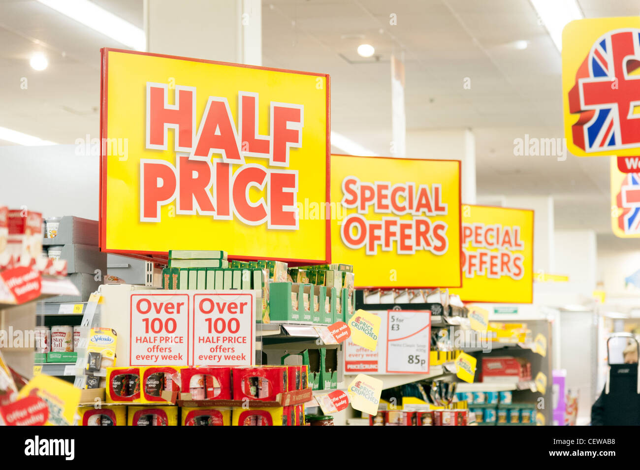 Ofertas especiales y signos a mitad de precio en el supermercado Morrison, Inglaterra, Reino Unido. Foto de stock