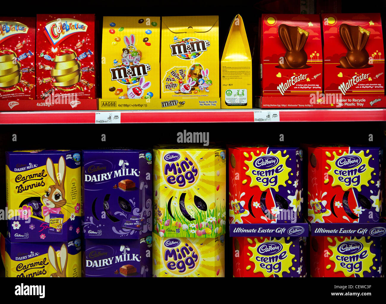 Los huevos de Pascua en un supermercado británico Foto de stock
