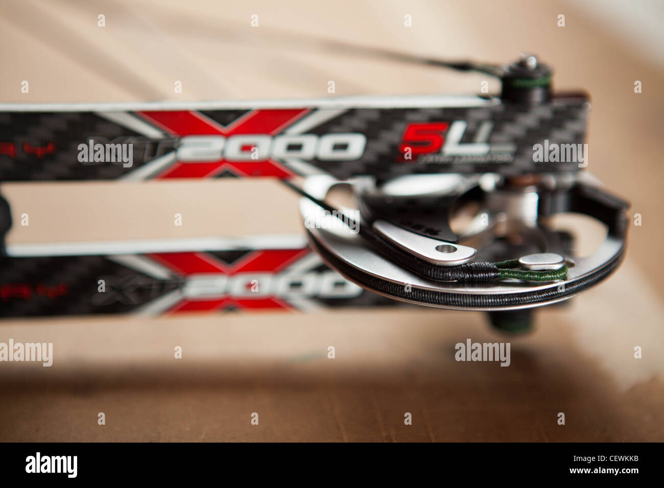Hoyt Contender Elite arco compuesto en blanco Foto de stock