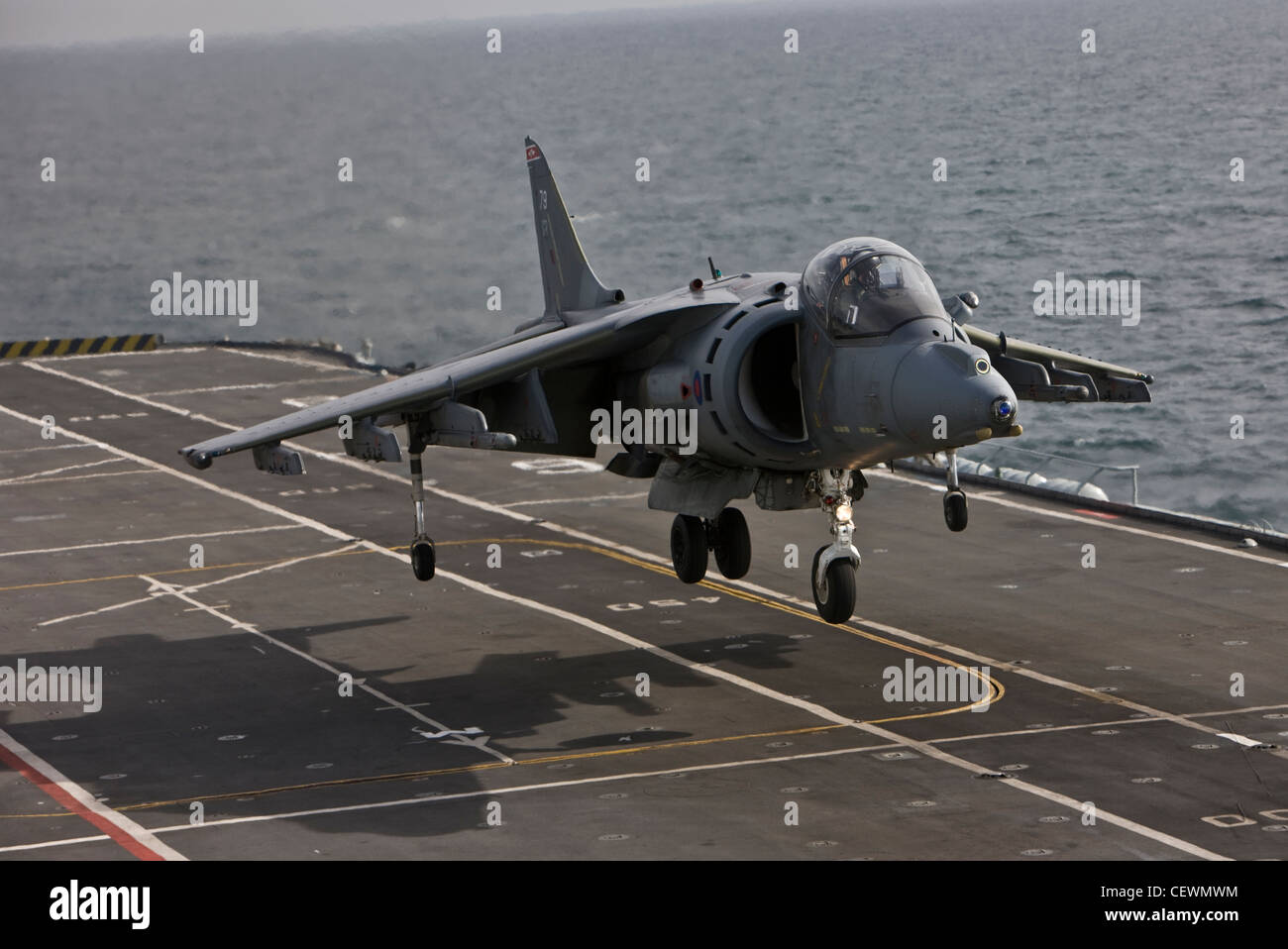 Harrier jet aterrizando en el portaaviones HMS Illustrius naval Foto de stock