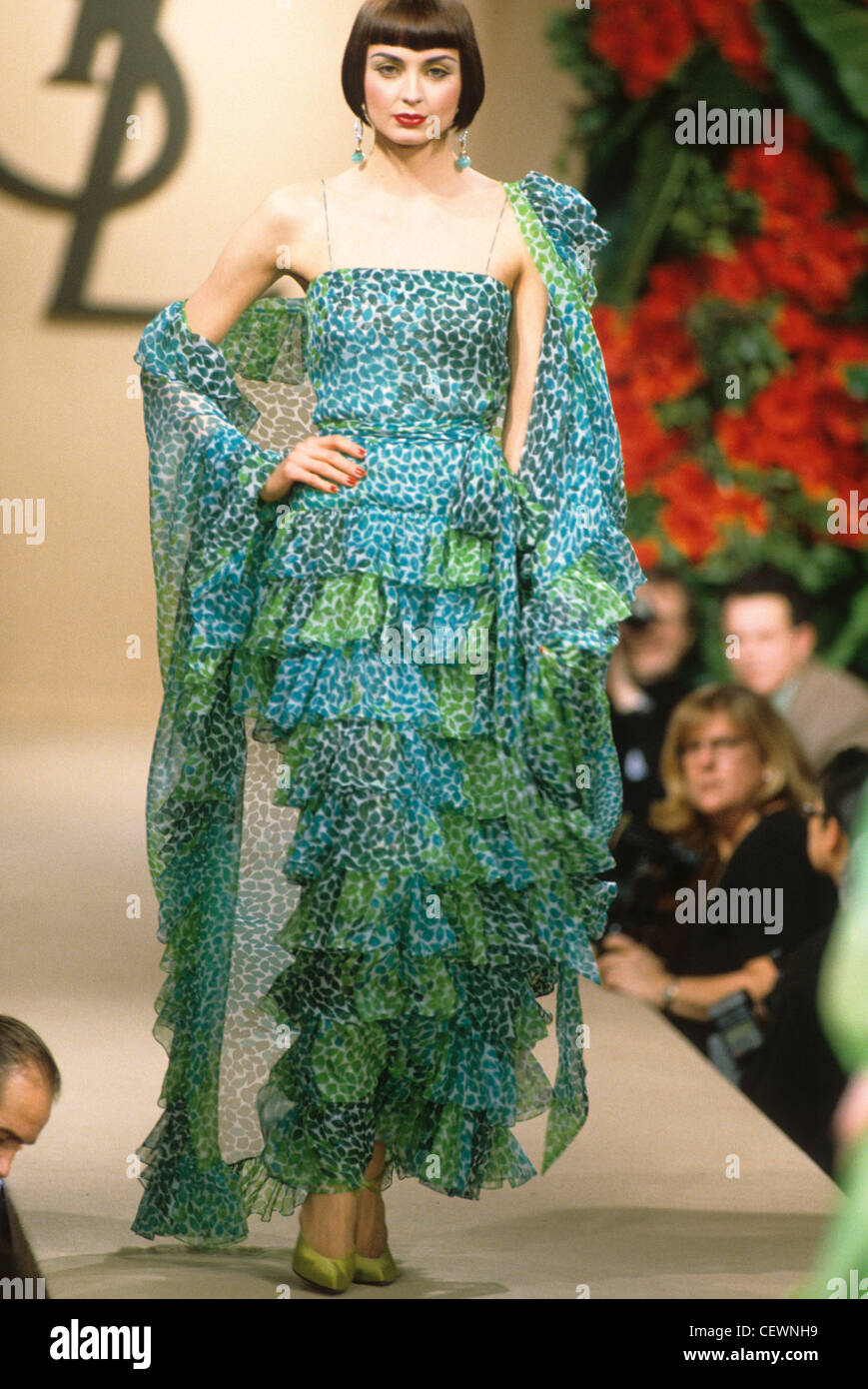 Yves Saint Laurent primavera verano vestidos de verde y azul modelo leopard  print vestido de varios niveles con mantón coincidentes Fotografía de stock  - Alamy