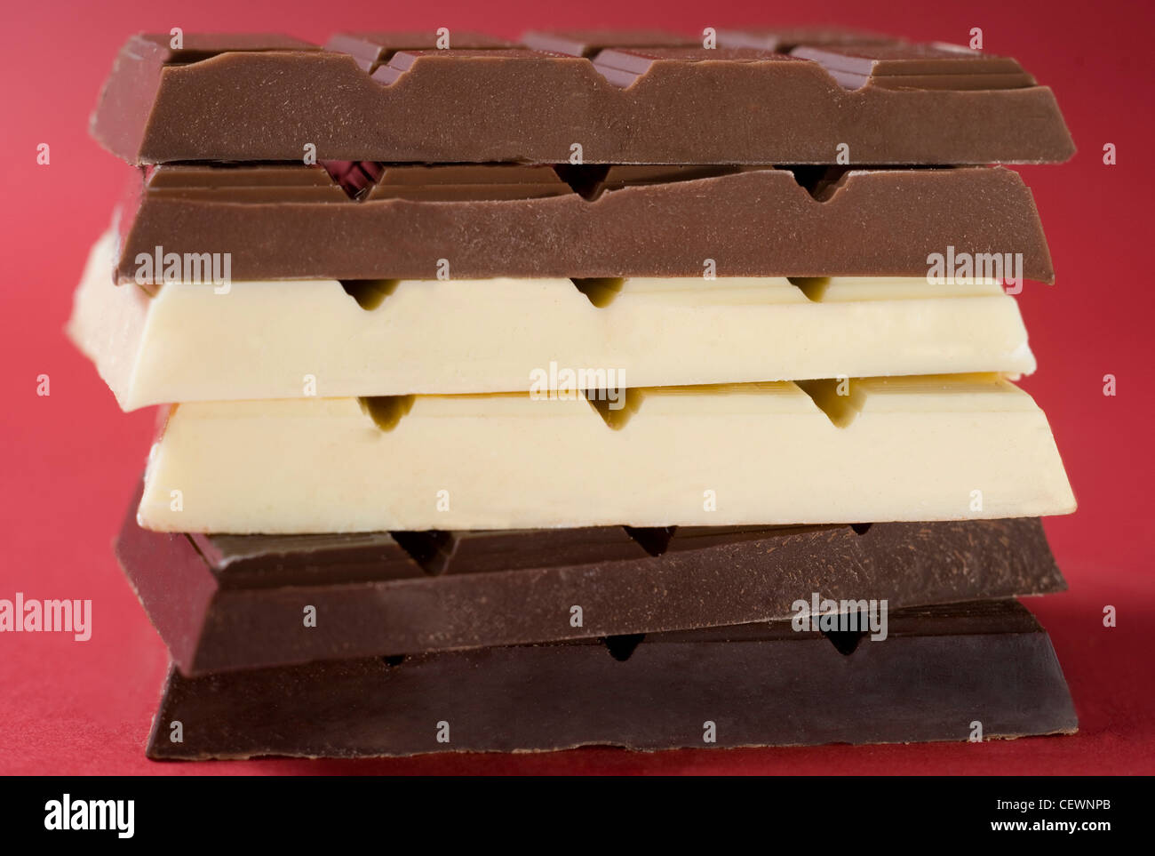 Un bodegón de la imagen de una pila de oscuro, blanco y chocolate con leche Foto de stock