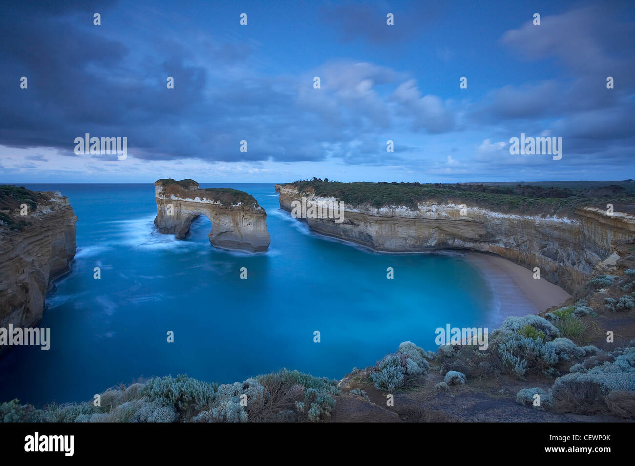 Arco de la ventana en el Loch Ard Gorge al amanecer, Port Campbell National Park, Great Ocean Road, Victoria, Australia Foto de stock