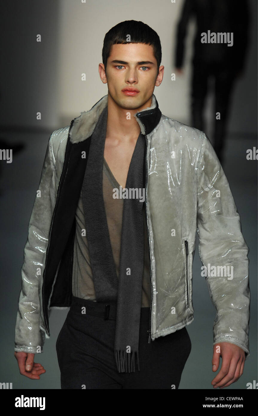 Calvin Klein Milán listo para ponerse ropa de hombre Otoño Invierno gris  degradado de tonos: modelo masculino vestidos de perspex transparente  brillante gris Fotografía de stock - Alamy