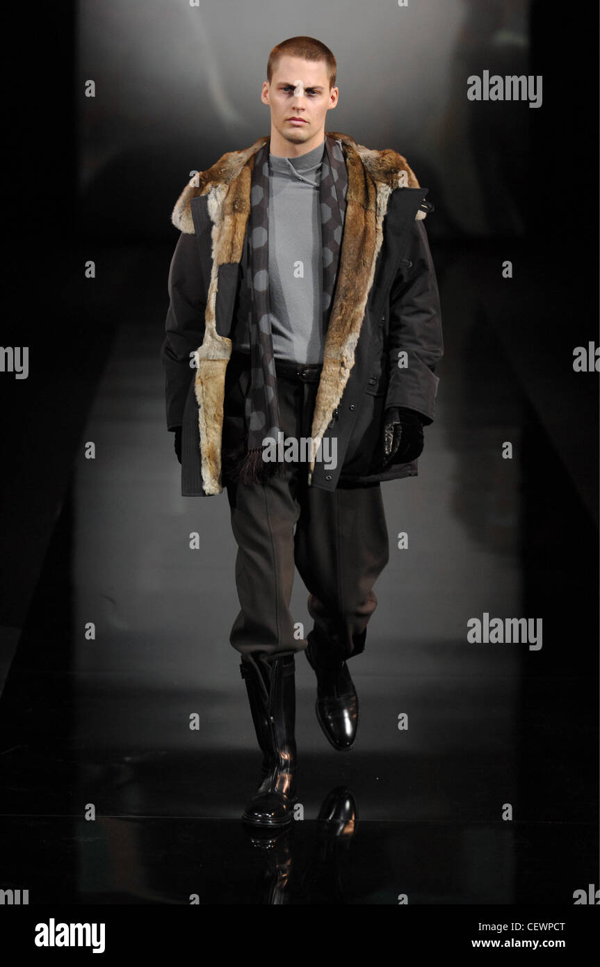 Giorgio Armani Milán listo para ponerse ropa de hombre Otoño Invierno  modelo masculino cerrar recorta el pelo, vistiendo pieles parka forrada en  vez de la luz Fotografía de stock - Alamy