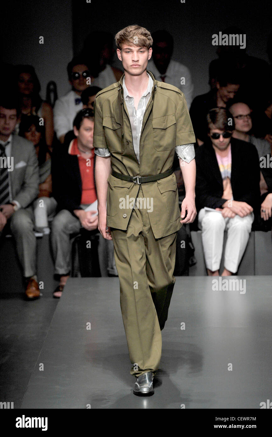 Gianfranco Ferre Milán listo para vestir primavera verano vestidos de traje masculino Safari oliva Fotografía de stock - Alamy Gianfranco Ferre Milán listo para vestir primavera verano vestidos de traje masculino Safari oliva Fotografía de stock - Alamy