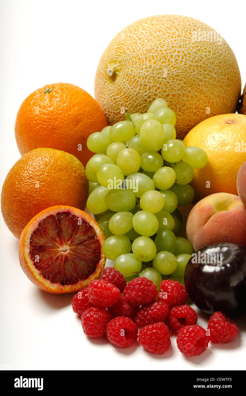 Melón, naranja, uvas, frambuesas, pomelo, durazno, ciruela Fotografía