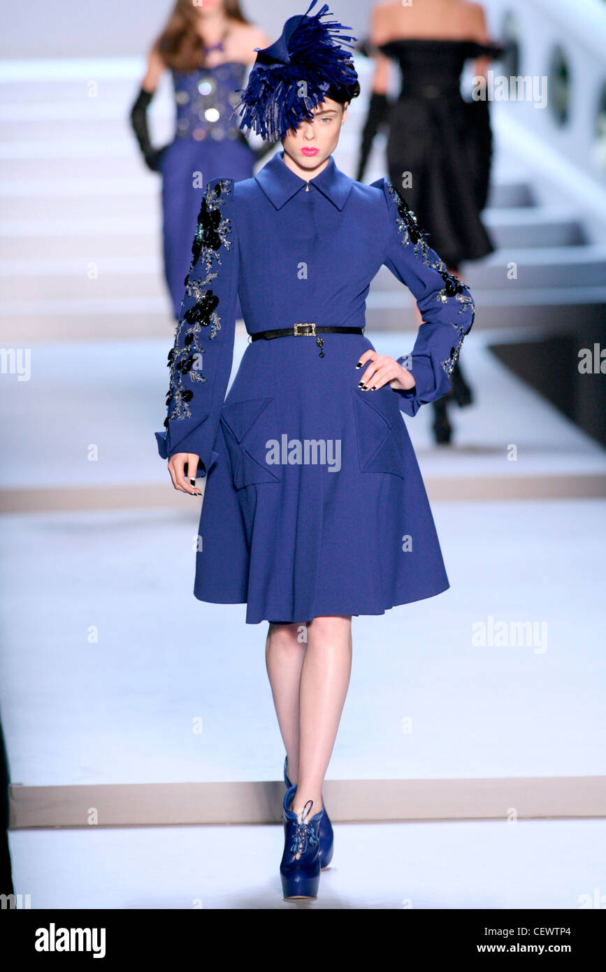 Christian Dior París listo para ponerse Otoño modelo vestido de azul rafia hat hacia adelante sobre un ojo vestido azul escudo resopló Fotografía de stock - Alamy