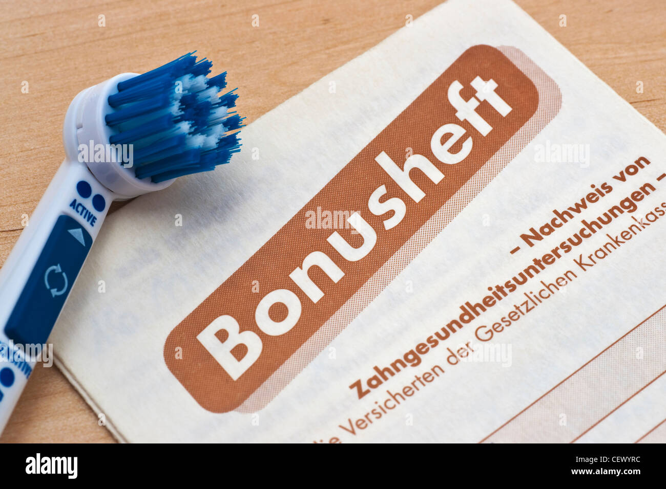 Foto detalle de un dentista folleto de bonificación, un cepillo de dientes junto con Foto de stock