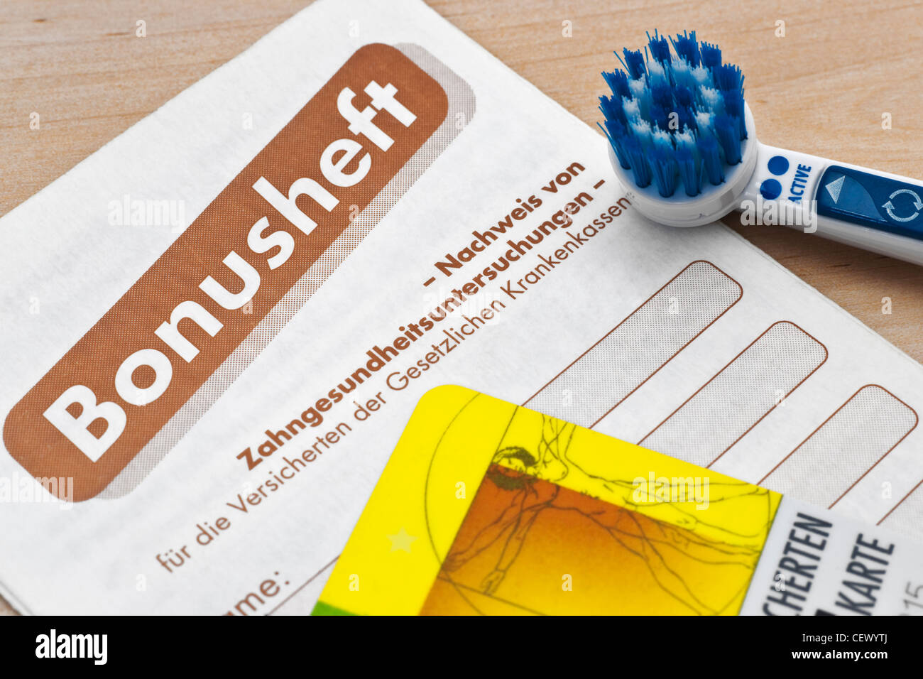 Foto detalle de un dentista folleto de bonificación, un cepillo y una tarjeta de seguro sanitario junto a Foto de stock