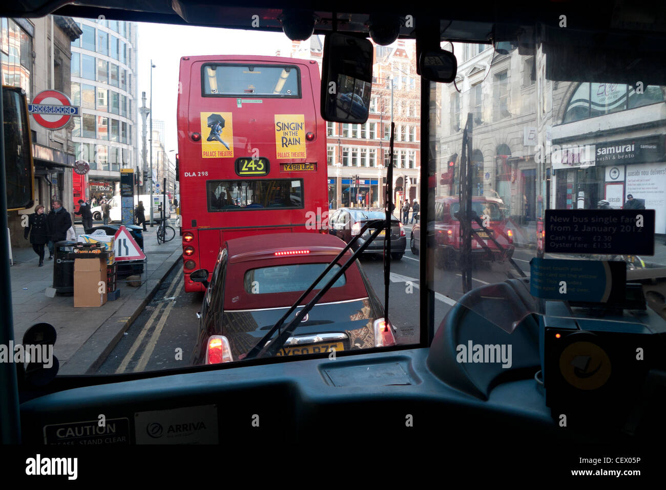 Coche en carril bus número 243 detrás de autobús de dos pisos de color rojo en el tráfico en High Holborn dentro de otro autobús en Londres, Reino Unido KATHY DEWITT Foto de stock