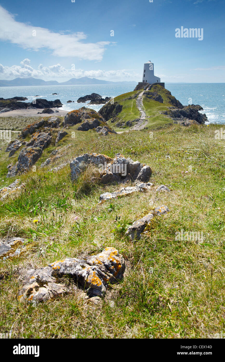 Faro en la isla Llanddwyn, Anglesey, Gales del Norte Foto de stock