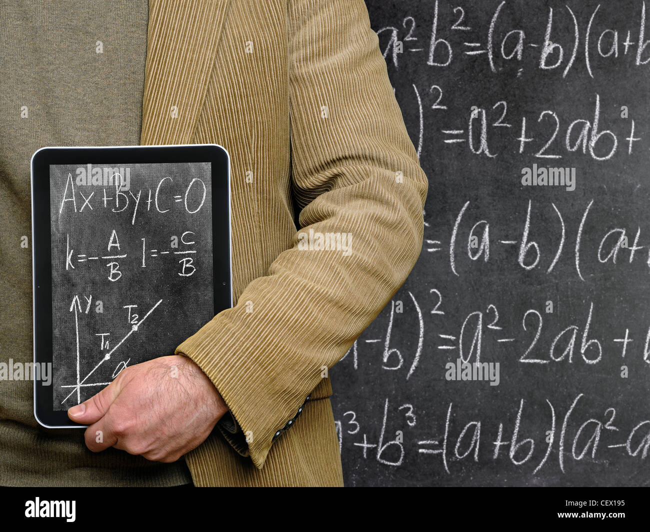 Profesor sosteniendo un Tablet PC delante de una pizarra. Foto de stock