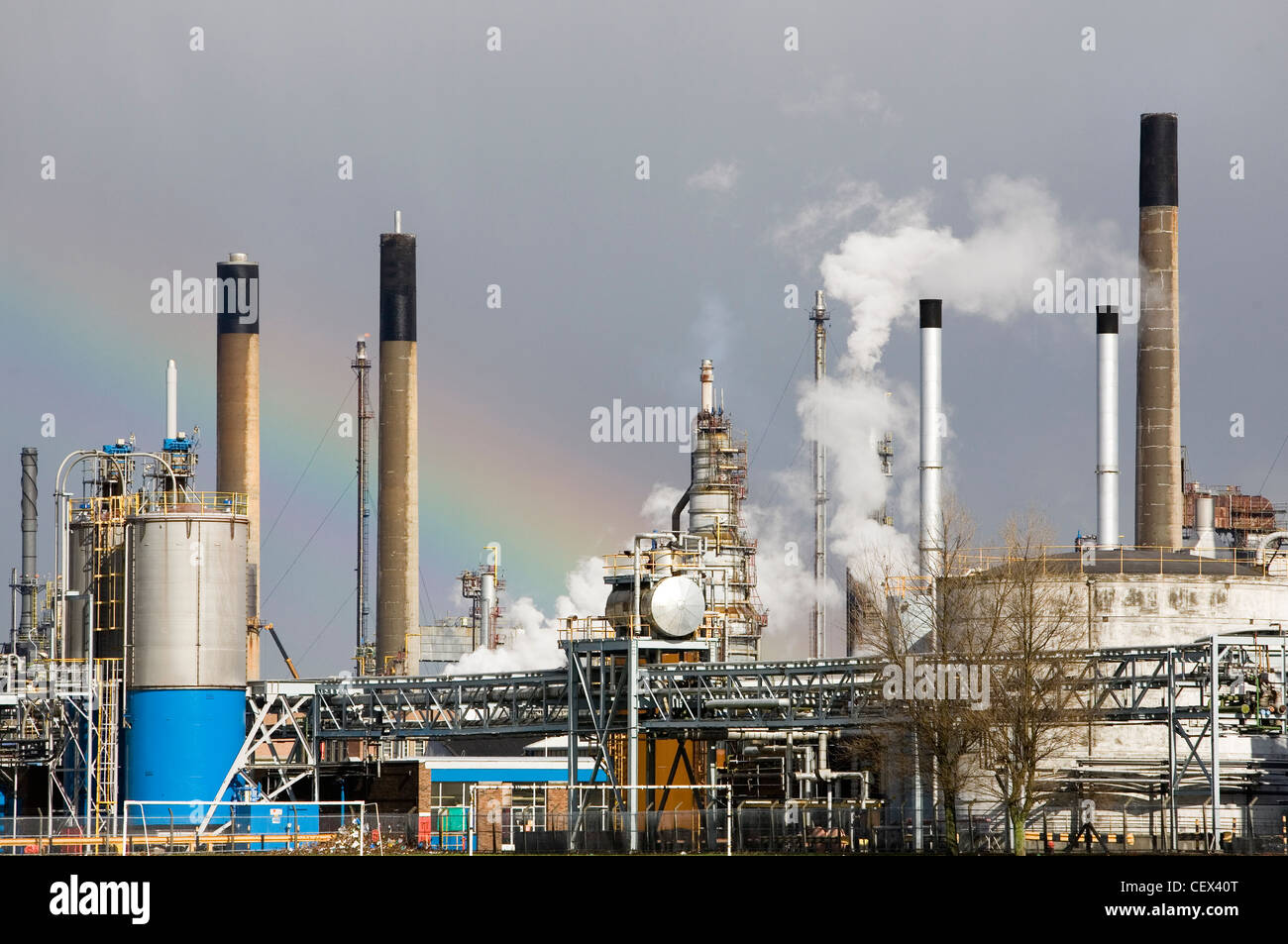 La refinería de Grangemouth con un arco iris. Foto de stock