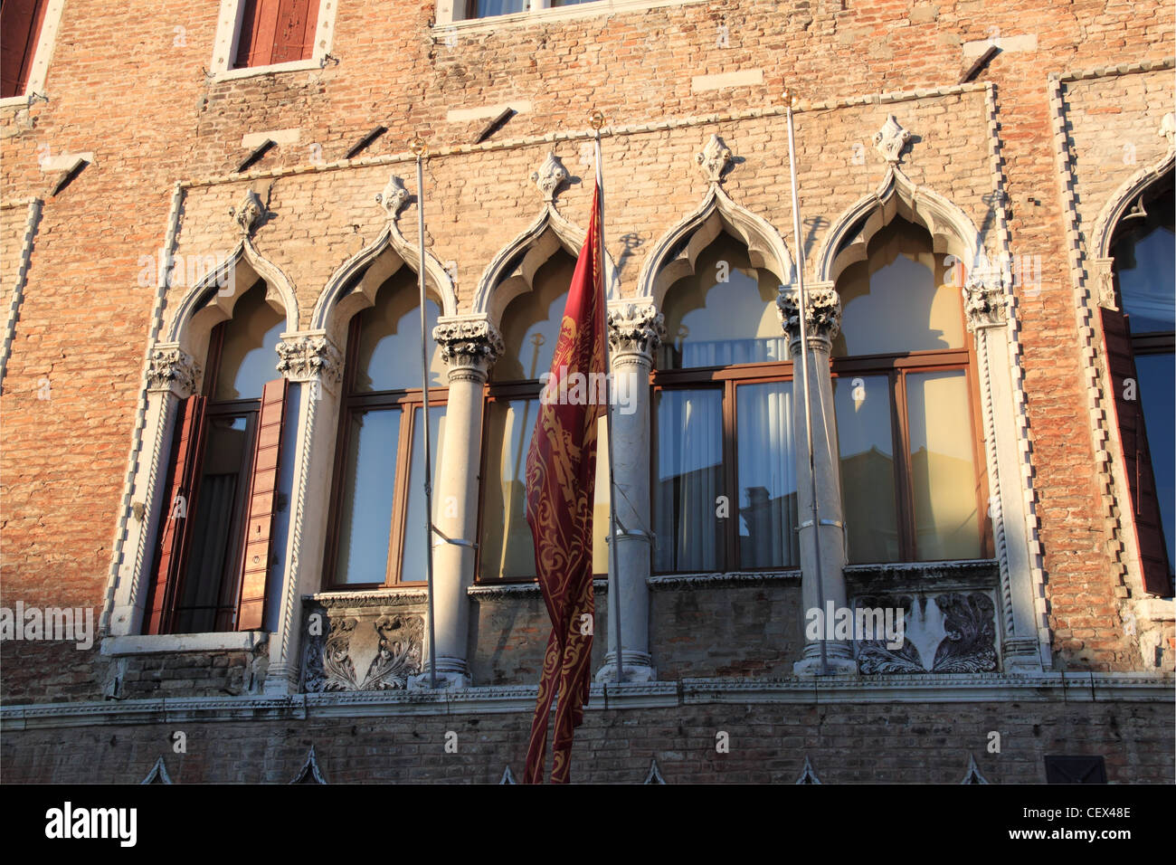 Bandera veneciana fuera del bar Al Carcan, Fondamenta Minotto, Dorsoduro, Venecia, Véneto, Italia, el Mar Adriático, en Europa Foto de stock