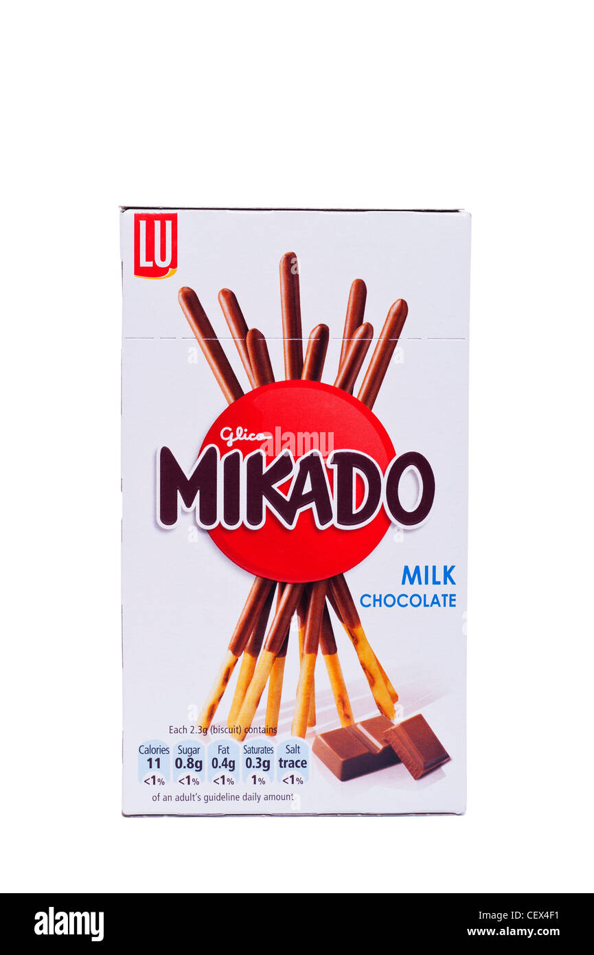 Un paquete de galletas de chocolate Mikado sobre un fondo blanco. Foto de stock