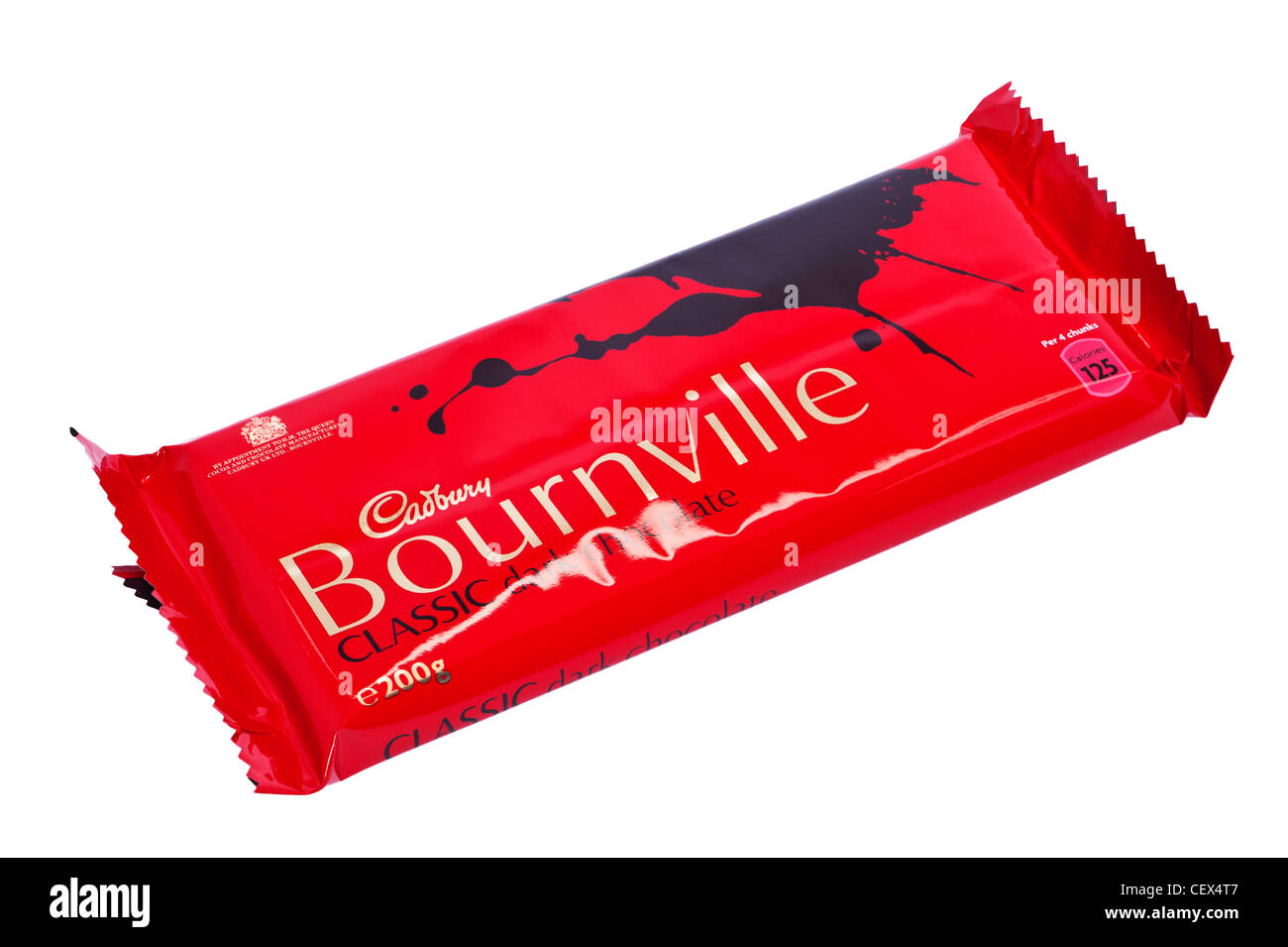 Una barra de Cadbury Bournville classic dark chocolate negro sobre un fondo blanco. Foto de stock