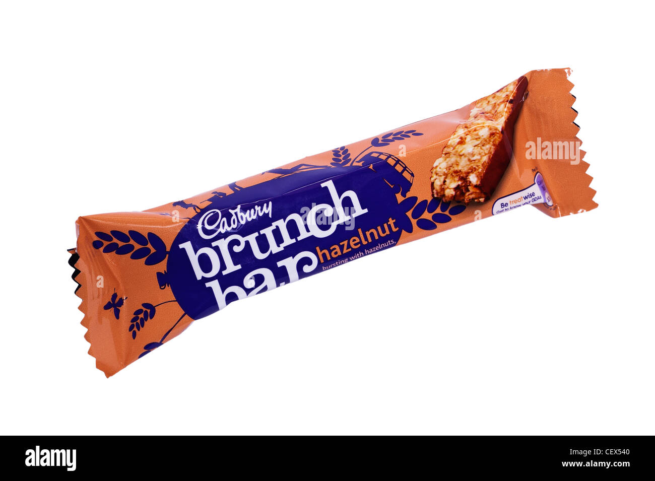 Un brunch bar chocolate Cadbury barra de cereal sobre un fondo blanco. Foto de stock