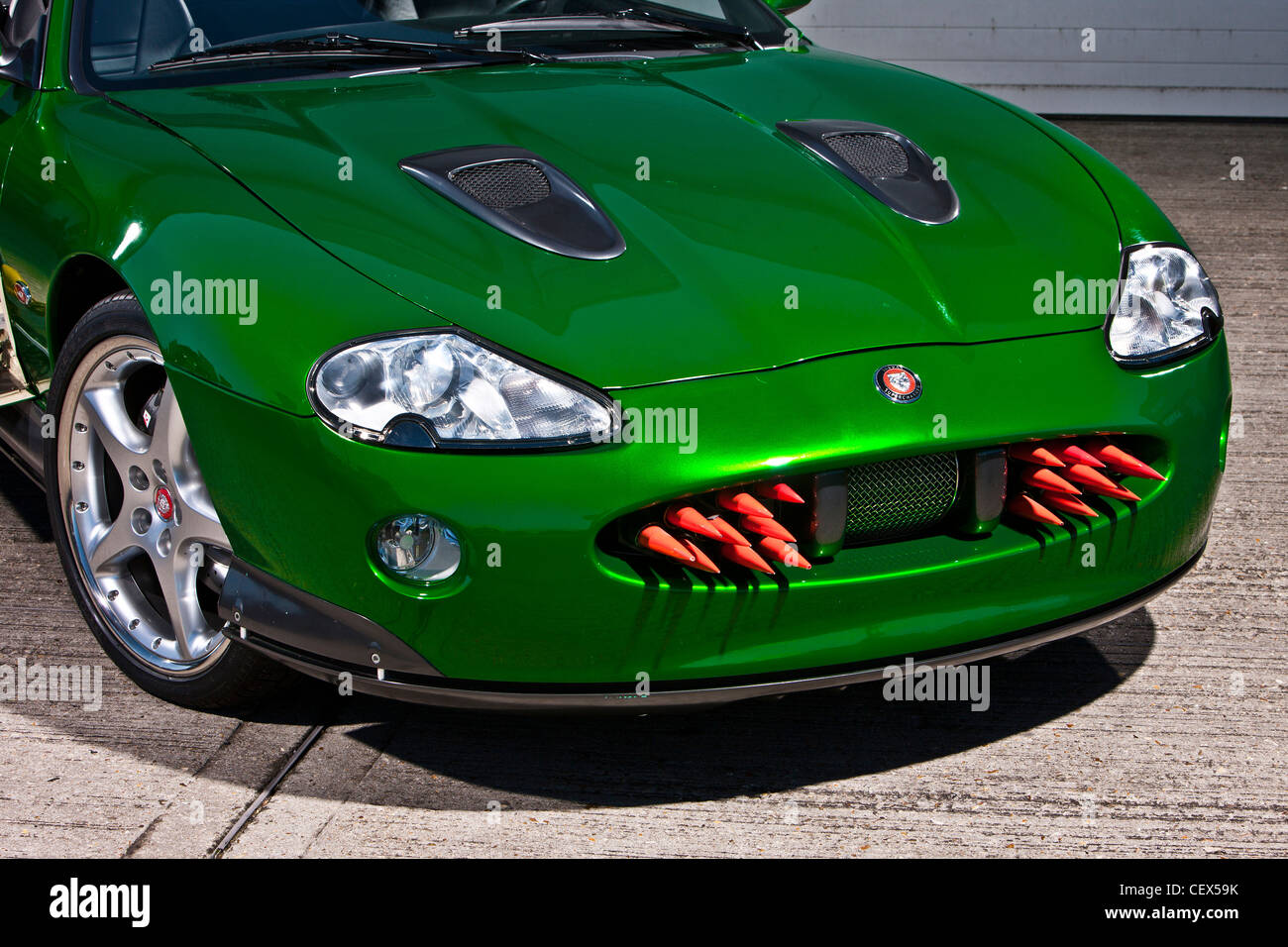 Misiles sobre Jaguar XKR, James Bond classic car Foto de stock