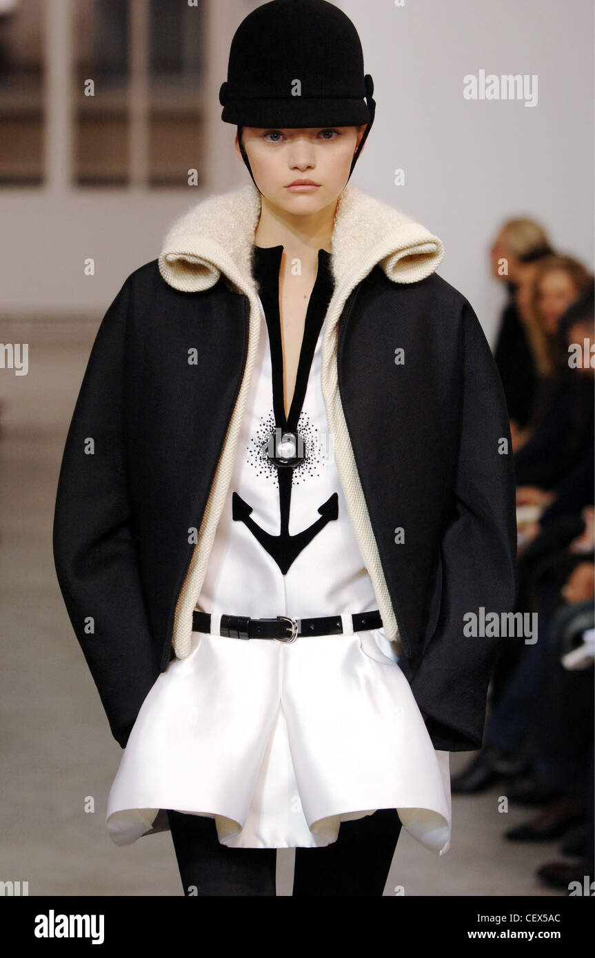 Balenciaga Paris listo para ponerse una W modelo femenino Gemma Ward  llevaba una chaqueta negra de cascos de equitación negro sobre un color  crema Fotografía de stock - Alamy