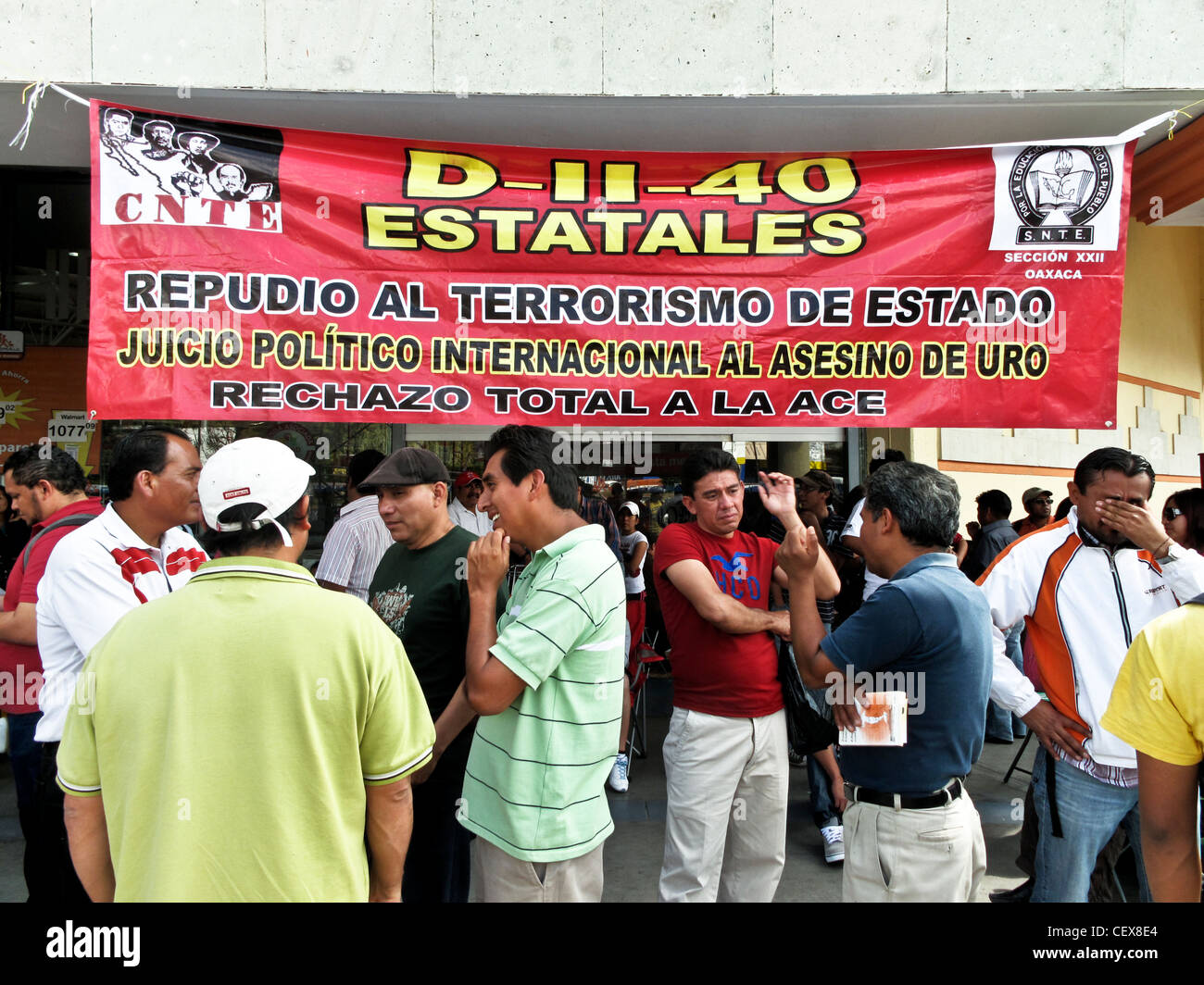 Los miembros de los sindicatos de docentes bloquean la entrada a Chedraui supermercado el 3 de febrero de 2012, durante la breve ocupación de shopping mall Foto de stock