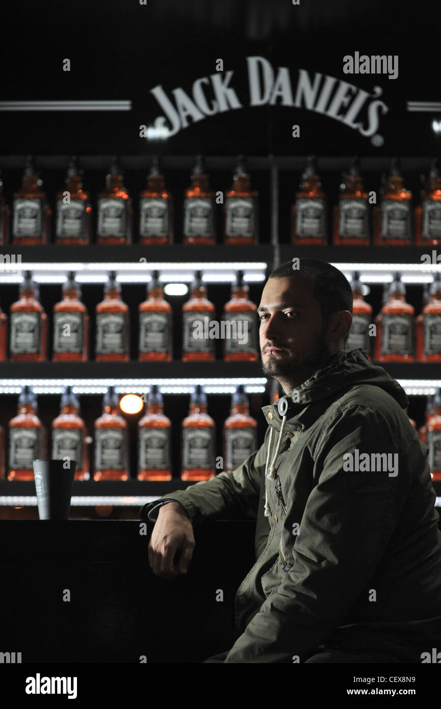 Un Hombre Bebe Jack Daniel S Whiskey Fotografia De Stock Alamy