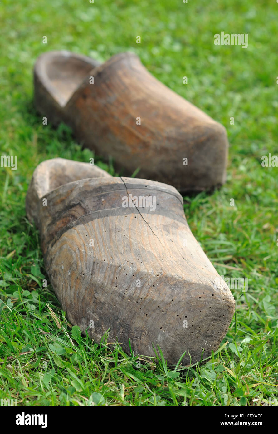 Dos antiguos zuecos holandeses en la hierba Fotografía de stock - Alamy