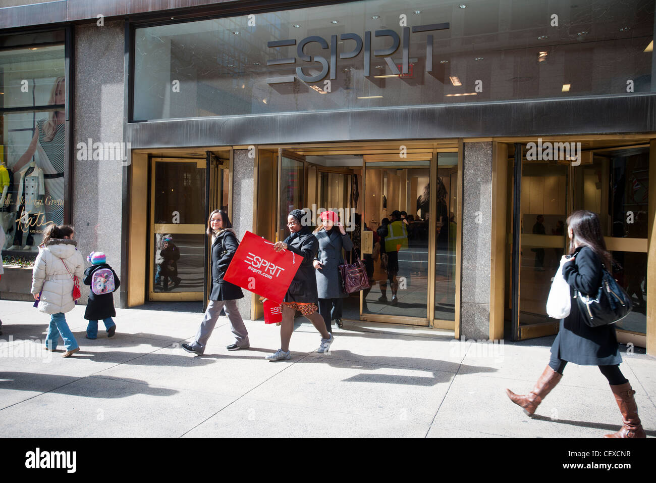 Una tienda de ropa Esprit de cierre en la Quinta Avenida de Nueva